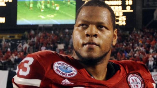 Ndamukong Suh 2009 vs Arizona in Holiday Bowl USATSI_4283213